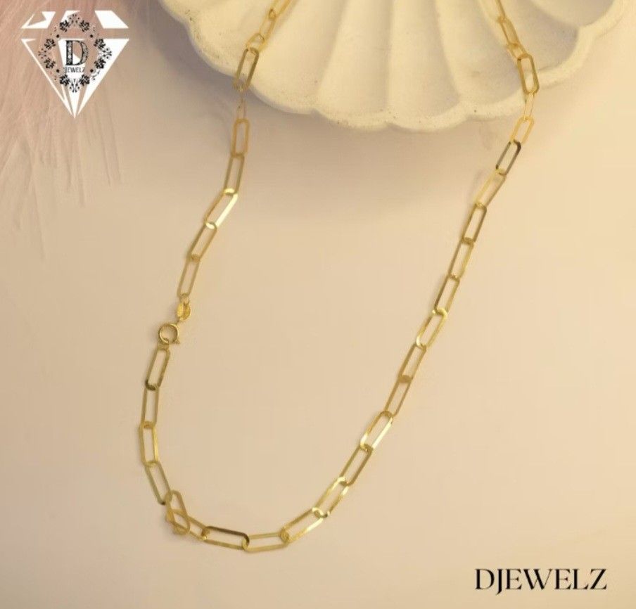 Paperclip 18k Gold Necklace (Category: Necklaces) located in Rodriguez. Submitted by Branded100 (Listing ID 1434502254, Image 1). Description: 18k gold est grams 1.1 to 1.2 18inches - Features a delicate gold chain. - Design: Rectangular links - Secure and easy-to-use clasp. - Versatile accessory for various occasions. - A beautiful piece of jewelry..