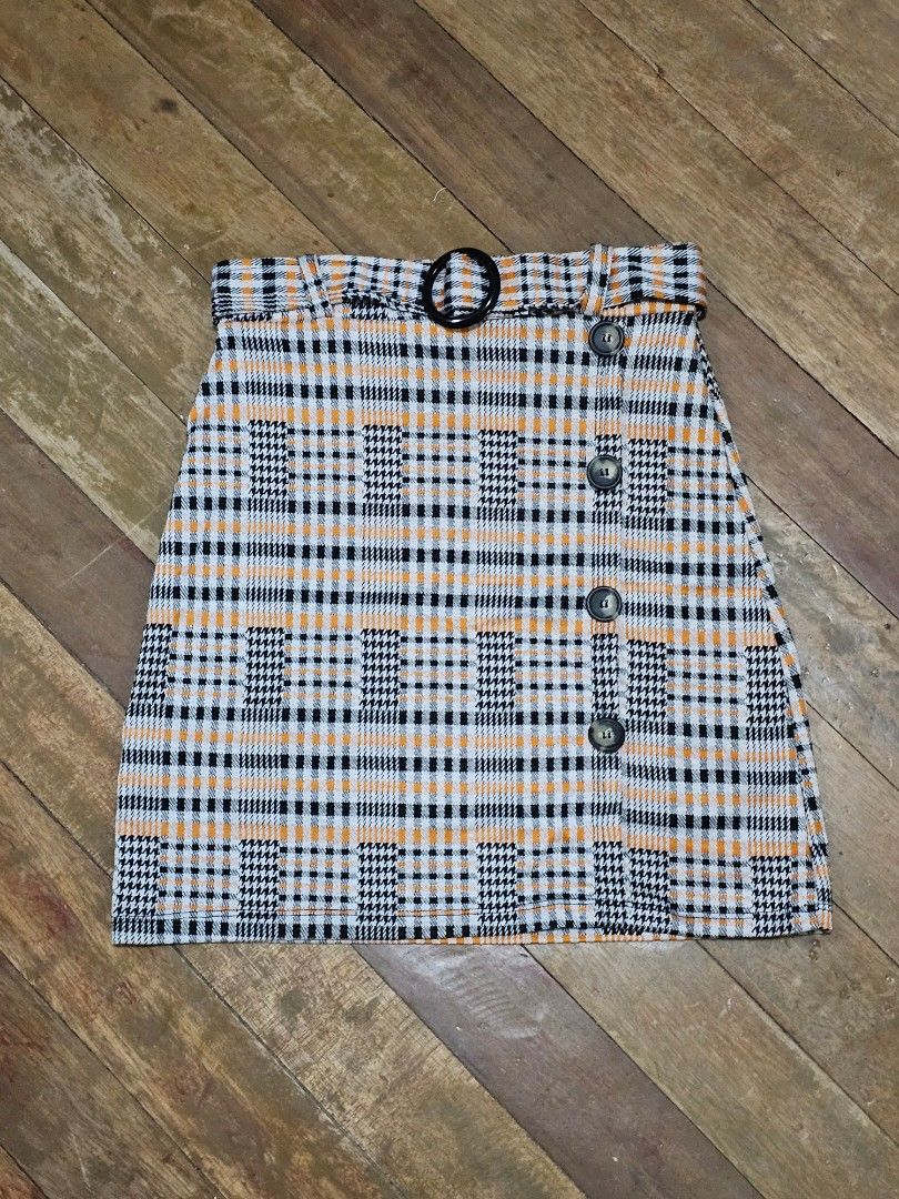 Plaid Retro Skirt (Category: Skirts) located in Manila. Submitted by corickety (Listing ID 1434464749, Image 1). Description: •Waist Width: 13-14in • Length: 18.3in • No stains or damage • Stretchable •Adjustable belt loop with a black ring.
