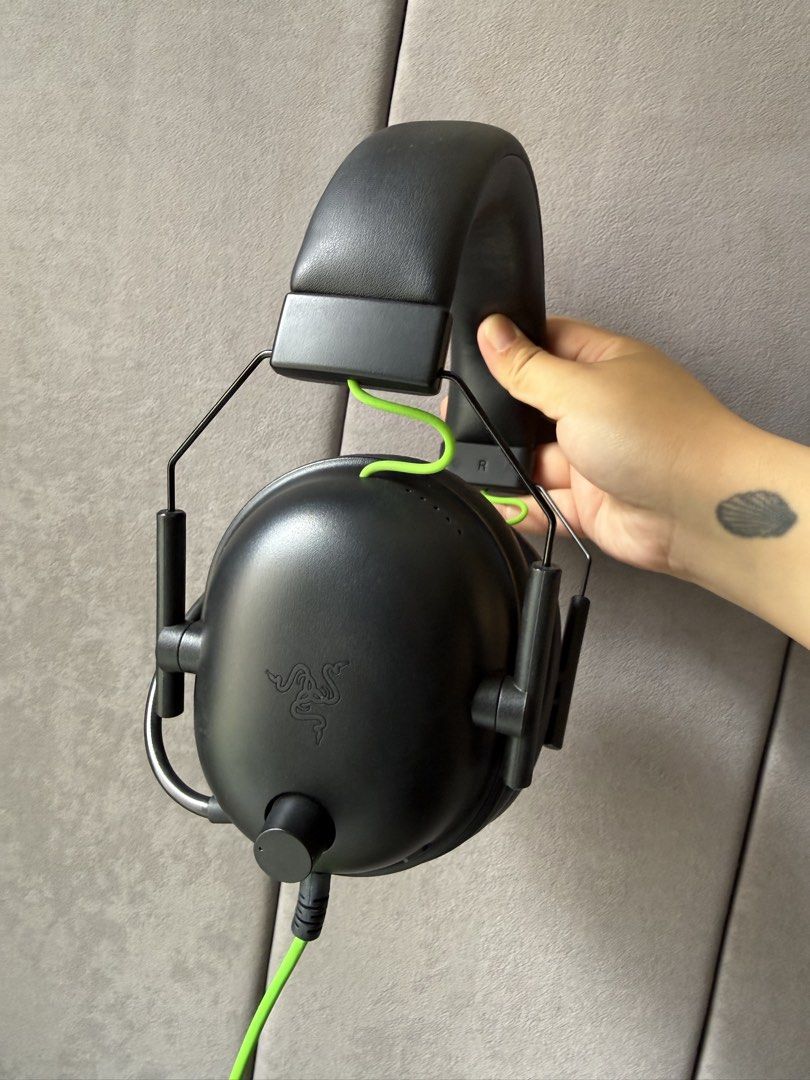 Razer Blackshark V2 Headphones Wired (Category: Headphones & Headsets) located in Quezon City. Submitted by 356.syllables (Listing ID 1434422882, Image 2). Description: Well used Ear cushion needs replacing 3.5mm JACK NOT USB A /C.