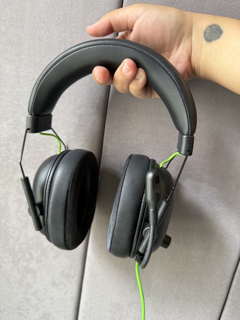 Razer Blackshark V2 Headphones Wired (Category: Headphones & Headsets) located in Quezon City. Submitted by 356.syllables (Listing ID 1434422882, Image 3). Description: Well used Ear cushion needs replacing 3.5mm JACK NOT USB A /C.