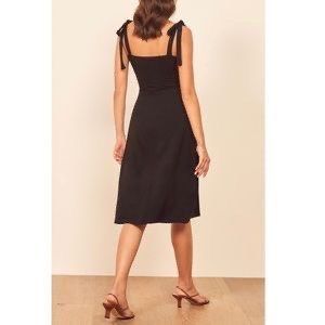 Reformation black tencel tie strap sweetheart midi dress (Category: Dresses) located in Singapore. Submitted by chairman.meow (Listing ID 1434535582, Image 3). Description: No trades Tracked mail $2 or pick up Potong Pasir Size S, stretchable Comfortable and great quality tencel fabric Good condition no defects Reformation Jeans Black Midi Wells Dress Hope you’re going to a really nice party sometime soon because these dresses wanna come. This is