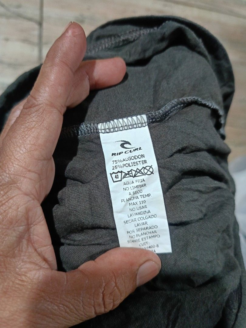 Rip Curl Standard Fit T-Shirt (Category: Tshirts & Polo Shirts ) located in Bansalan. Submitted by tripandthrift (Listing ID 1434398099, Image 3). Description: - Rip Curl t-shirt - Two-tone design - Chest pocket - Standard fit - Size: 44 - Material: Cotton/Polyester blend - Crew neck - Short sleeves -19/27.5 Dimes .