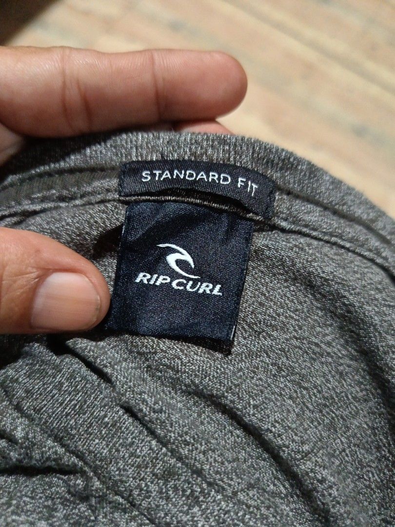 Rip Curl Standard Fit T-Shirt (Category: Tshirts & Polo Shirts ) located in Bansalan. Submitted by tripandthrift (Listing ID 1434398099, Image 2). Description: - Rip Curl t-shirt - Two-tone design - Chest pocket - Standard fit - Size: 44 - Material: Cotton/Polyester blend - Crew neck - Short sleeves -19/27.5 Dimes .