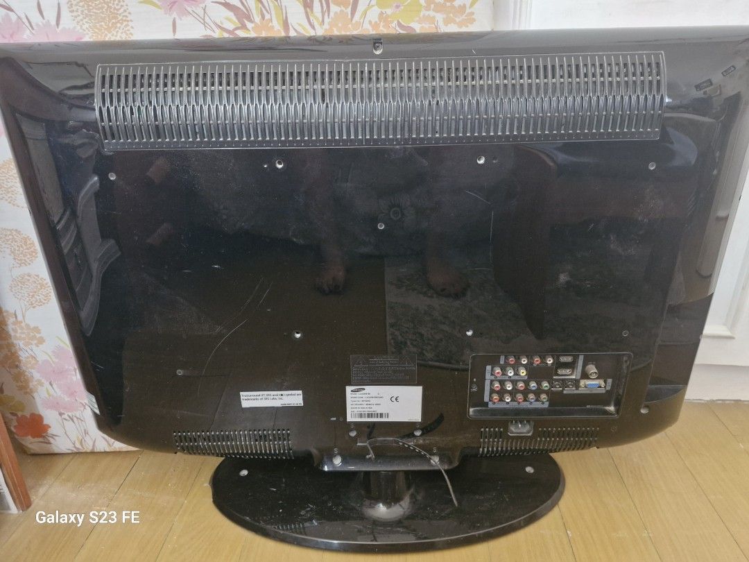 Samsung LA32R81B 32-inch TV (Category: TV) located in Binangonan. Submitted by everythingmustgo78 (Listing ID 1434564552, Image 3). Description: - Samsung LA32R81B 32-inch TV - 32-inch screen - Black frame and stand - Model: LA32R81B - Model Code: LA32R81BX/XSG - Made in Malaysia - Power: AC100-240V ~ 50/60Hz 150W - Screen has visible marks.