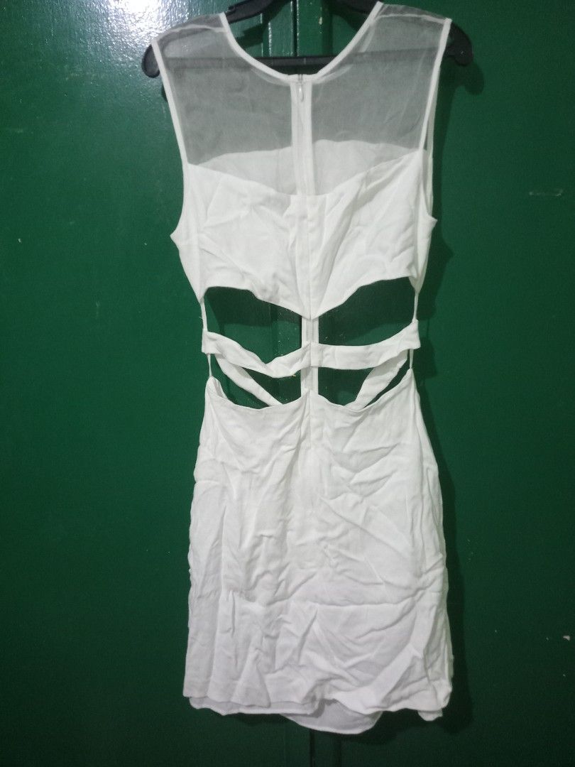 Sandro Paris White Cutout Dress (Category: Dresses) located in San Pedro. Submitted by eye_spy (Listing ID 1434515387, Image 1). Description: -Authentic Sandro Paris white dress - Features a cutout back design - Sheer neckline - Zipper closure - Lightweight fabric - Perfect for warm weather - Ideal for special occasions or nights out size: xs-small.