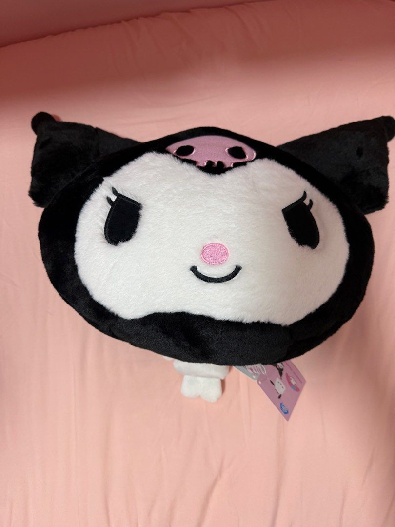 Sanrio Kuromi 絨毛公仔 （分類：絨毛玩具）位於 Hong Kong。 由 kevinyuen6263 提交（商品編號 1434512713，圖片 1）。簡介： 附有吊牌，正版授權。適合收藏或送禮。Kuromi粉絲必備！。