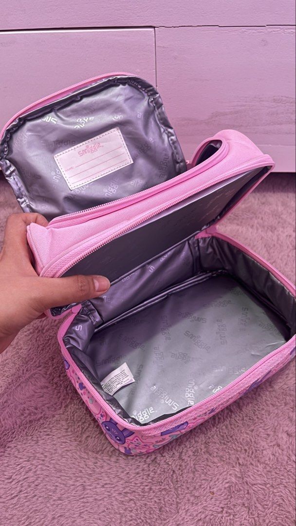 Smiggle Pink Bunny Lunch Bag (Category: Other Babies Going Out Needs) located in Tarlac. Submitted by jiegie (Listing ID 1434441171, Image 3). Description: - Smiggle lunch bag with a pink bunny design. - Two compartments for separating food and drinks. - Insulated interior to keep food fresh. - Includes a handle for easy carrying. - Features a name tag. - Pink color with bunny and star pattern on the bottom compartment. - Secure zipper closure..