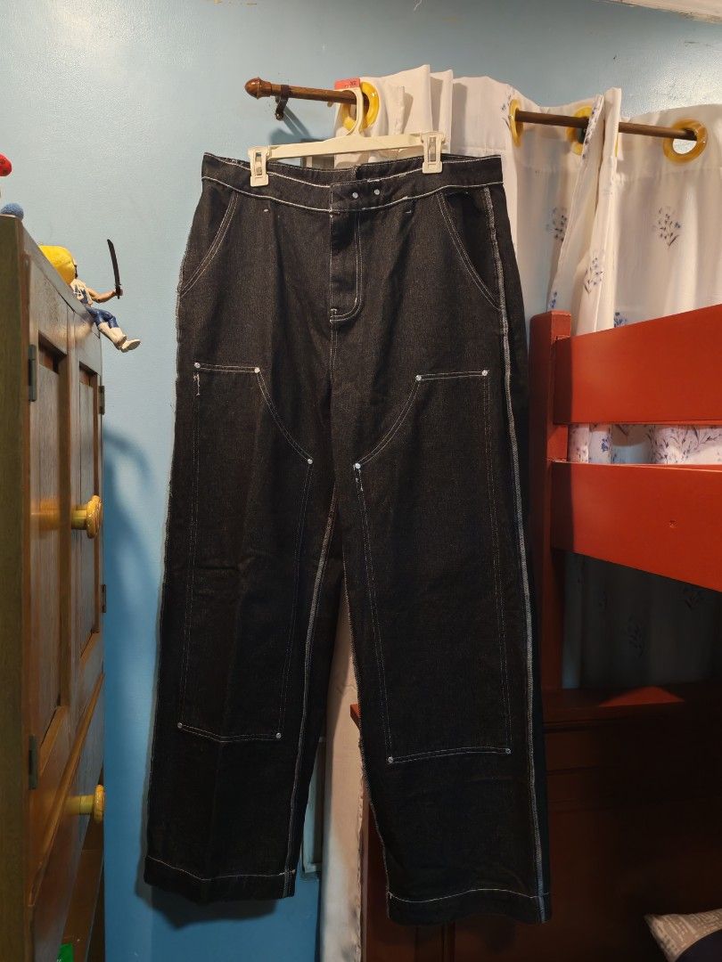 Sumwon reversible baggy jeans (Category: Jeans) located in Makati City. Submitted by consultaa91892 (Listing ID 1434525642, Image 3). Description: - Wide-leg jeans - Dark wash with white stitching - Unique pocket details - Back logo design - Comfortable fit - Perfect for casual wear - Modern look - Reversible.