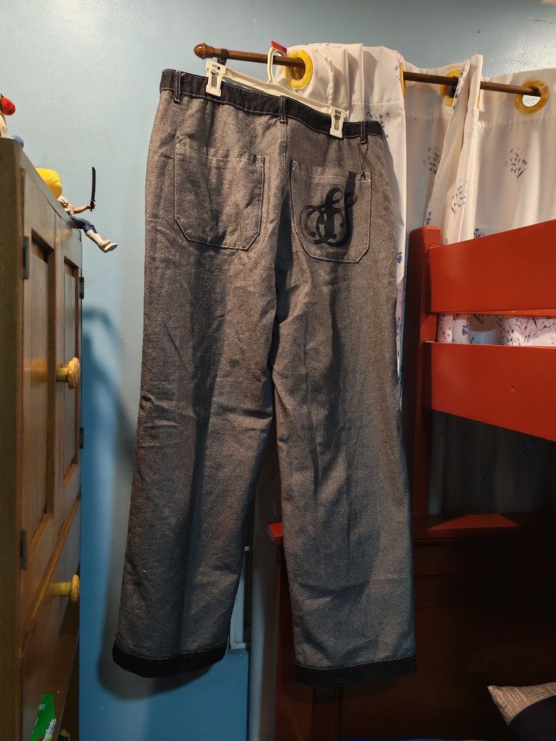 Sumwon reversible baggy jeans (Category: Jeans) located in Makati City. Submitted by consultaa91892 (Listing ID 1434525642, Image 2). Description: - Wide-leg jeans - Dark wash with white stitching - Unique pocket details - Back logo design - Comfortable fit - Perfect for casual wear - Modern look - Reversible.