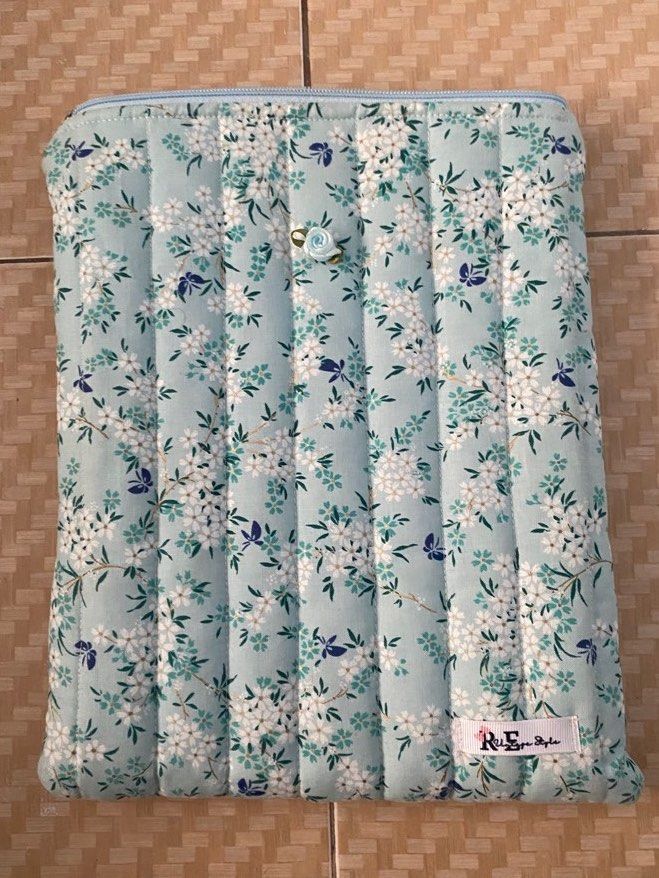 Tablet Bag 9x11 (Category: Laptop Bags & Sleeves) located in Manila. Submitted by amawose (Listing ID 1434599484, Image 1). Description: - Beautiful blue and white floral pattern - Secure zipper closure - Decorative flower detail - Quilted design .