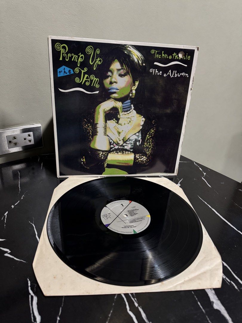 TECHNOTRONIC “PUMP UP THE JAM THE ALBUM” (Category: Vinyls) located in Cainta. Submitted by e.collections (Listing ID 1434518966, Image 3). Description: Technotronic “Pump Up The Jam The Album” Disc condition: VG Sleeve condition: G (with hole) Made in the USA.