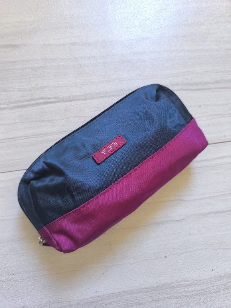 Tumi Pouch (Category: Luxury Bags & Wallets) located in Talisay. Submitted by jppppppppp (Listing ID 1434600954, Image 1). Description: Tumi 2-Tone Pouch Actual Dimensions W 7.5" L 5.3" In Very Good Condition Light Dirts and Pen Marks 9️⃣0️⃣0️⃣+SF 09472849954.