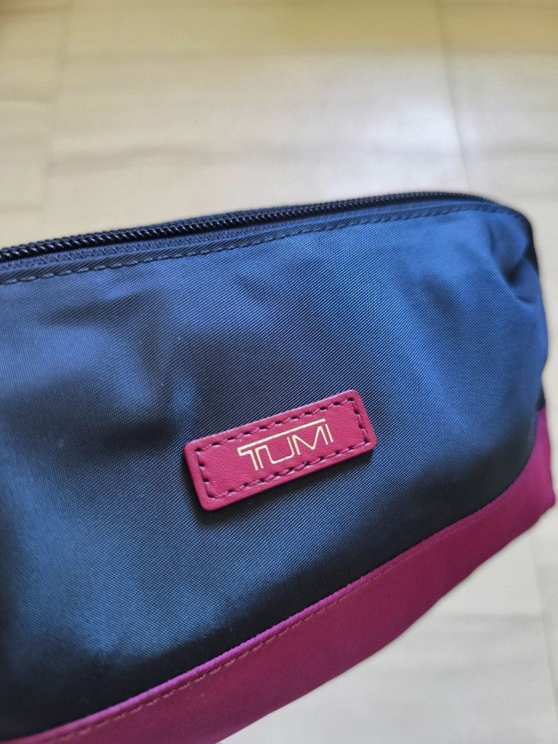 Tumi Pouch (Category: Luxury Bags & Wallets) located in Talisay. Submitted by jppppppppp (Listing ID 1434600954, Image 2). Description: Tumi 2-Tone Pouch Actual Dimensions W 7.5" L 5.3" In Very Good Condition Light Dirts and Pen Marks 9️⃣0️⃣0️⃣+SF 09472849954.