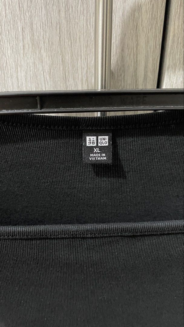 Uniqlo Black Crop Top XL (Category: Shirts) located in Mandaluyong City. Submitted by ptsarm (Listing ID 1434511907, Image 3). Description: - Uniqlo black crop top - Size: XL.