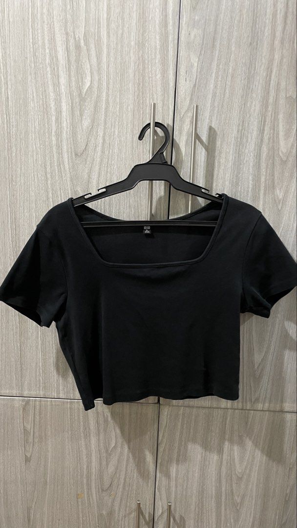 Uniqlo Black Crop Top XL (Category: Shirts) located in Mandaluyong City. Submitted by ptsarm (Listing ID 1434511907, Image 1). Description: - Uniqlo black crop top - Size: XL.