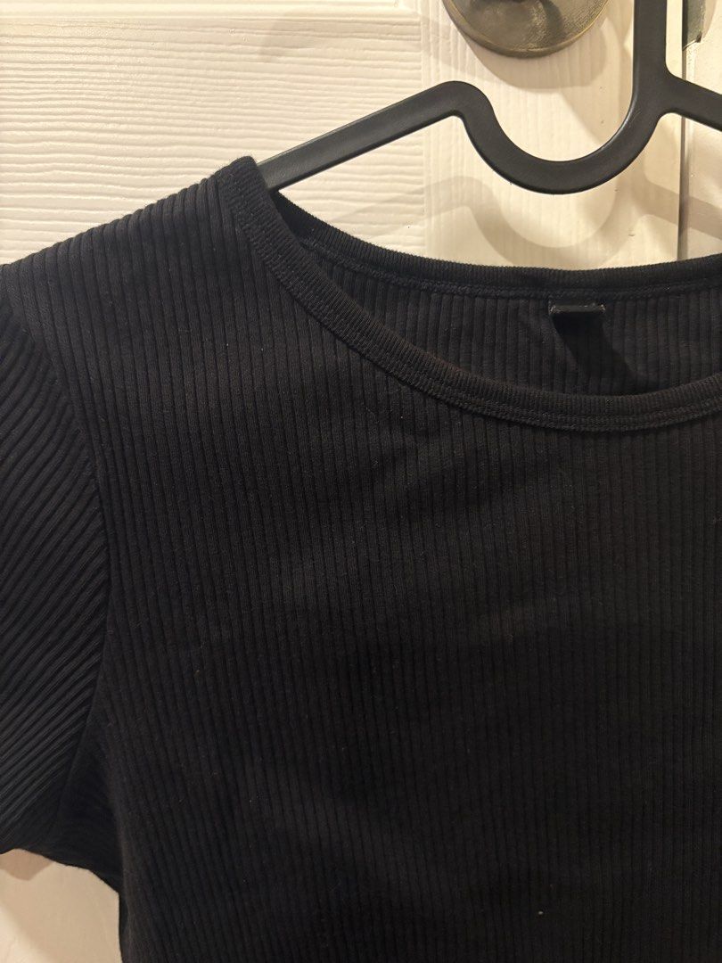 UNIQLO Ribbed Crop Top (Black) (Category: Others Tops) located in Manila. Submitted by rtheresebart (Listing ID 1434492037, Image 2). Description: ✅ LIGHTLY USED ✅ Ribbed texture ✅ Cropped length ✅ Stretchy material ✅ Pairs well with high-waisted bottoms.