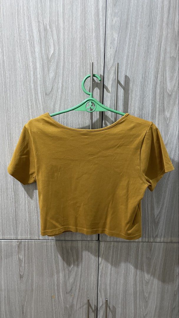 Uniqlo Square Neck Crop Top XL (Category: Shirts) located in Mandaluyong City. Submitted by ptsarm (Listing ID 1434511728, Image 2). Description: - Uniqlo crop top - Color: Mustard Yellow - Size: XL.