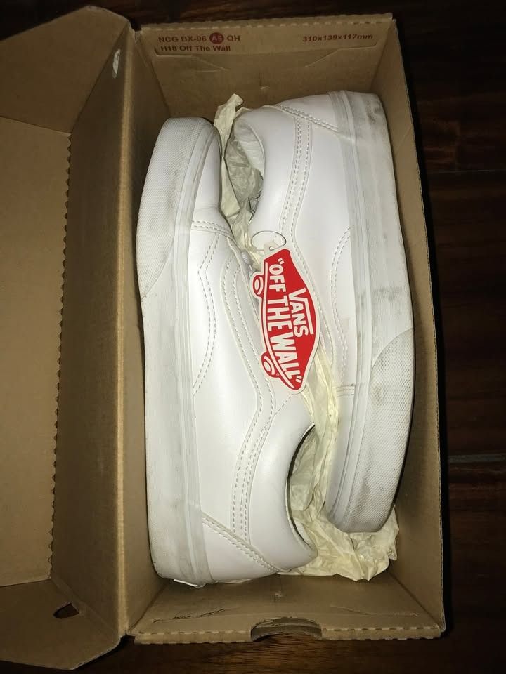 Vans Old Skool (Classic Tumble) [U.S.A. EXCLUSIVE] (Category: Sneakers) located in Quezon City. Submitted by carlobalmo92001 (Listing ID 1434542032, Image 3). Description: For Sale: - Vans Old Skool (Classic Tumble) [U.S.A. EXCLUSIVE] Details: - US 7 Mens / 8.5 Womens (Other measurements shown in pics) - True White - Leather material (not canvas) - Willing to sell MORE THAN 50% OFF from orig price of $75 (₱ 4,380+) Condition: - 10/10 - Only used 