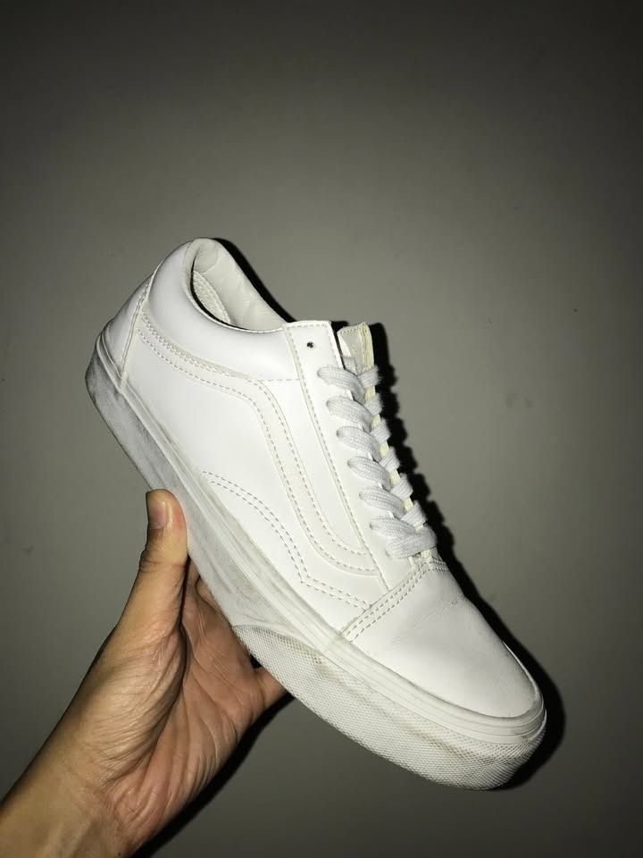 Vans Old Skool (Classic Tumble) [U.S.A. EXCLUSIVE] (Category: Sneakers) located in Quezon City. Submitted by carlobalmo92001 (Listing ID 1434542032, Image 2). Description: For Sale: - Vans Old Skool (Classic Tumble) [U.S.A. EXCLUSIVE] Details: - US 7 Mens / 8.5 Womens (Other measurements shown in pics) - True White - Leather material (not canvas) - Willing to sell MORE THAN 50% OFF from orig price of $75 (₱ 4,380+) Condition: - 10/10 - Only used 