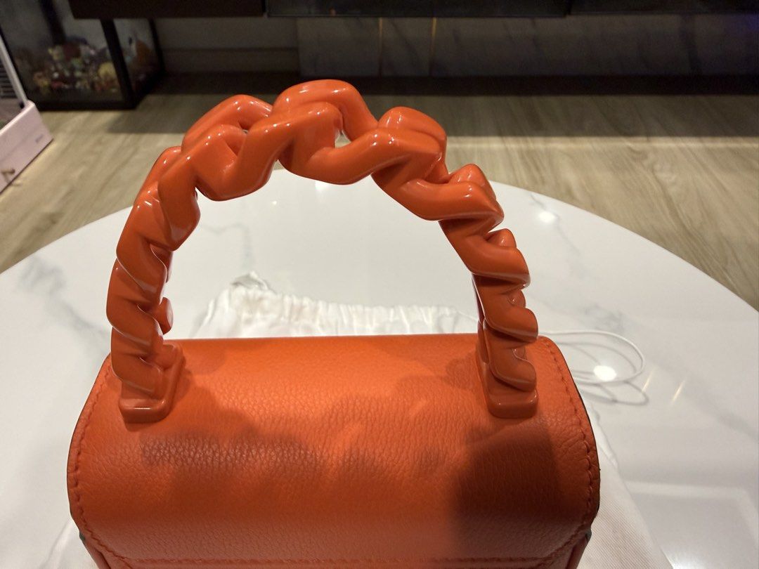 Versace (Category: Bags & Wallets) located in Pasir Gudang. Submitted by mohdrazali01 (Listing ID 1434487694, Image 3). Description: Hi. Nak letgo handbag Versace. Just use once. New look. Not scratch...