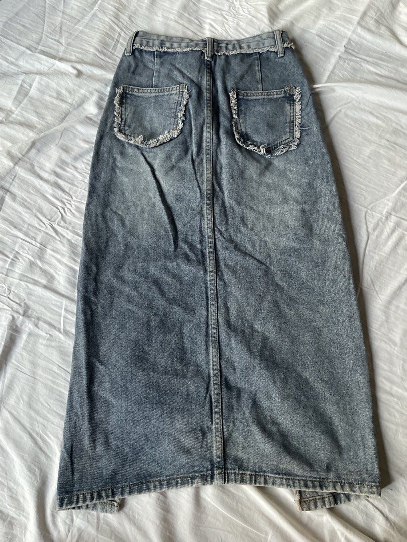 Vintage Denim Maxi Skirt with Front Slit (Category: Skirts) located in Manila. Submitted by bbaobeiz (Listing ID 1434503855, Image 2). Description: - Waistline: 24, Length: 30-33 - RFS: decluttering.