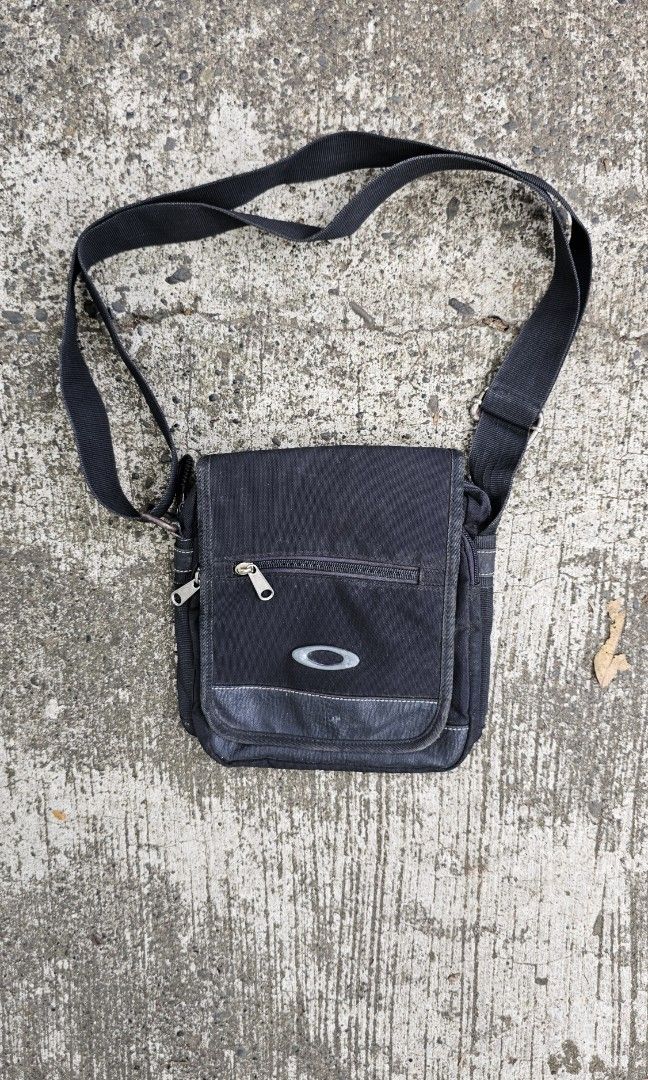 Vintage Oakley Sling (Category: Sling Bags) located in Kibawe. Submitted by Thrift_ni_Babac (Listing ID 1434490922, Image 1). Description: For Sale Vintage Oakley Sling Bag Adjustable Strap 9 inches Height 8 inches Width Sign of usage Nka ykk lahat nang zippers See last photo for issue.