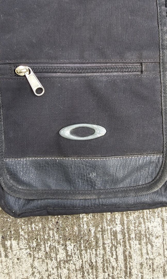 Vintage Oakley Sling (Category: Sling Bags) located in Kibawe. Submitted by Thrift_ni_Babac (Listing ID 1434490922, Image 2). Description: For Sale Vintage Oakley Sling Bag Adjustable Strap 9 inches Height 8 inches Width Sign of usage Nka ykk lahat nang zippers See last photo for issue.