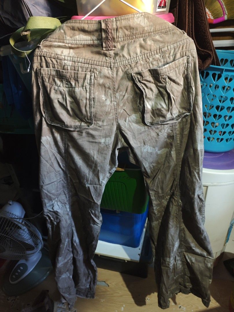 Vintage Y2k Esprit Cargo Pants Size 42 (Category: Jeans) located in Taguig. Submitted by i7myien70216 (Listing ID 1434458047, Image 2). Description: - Vintage Y2k Esprit cargo pants - Unique camouflage pattern - Size 42 - Baggy fit - low-waisted - Multiple pockets and button details - Durable fabric - Perfect for casual wear Condition: Like new, only use onced Selling because di na nagagamit and also a little long for me (for reference I'm 5'2). 