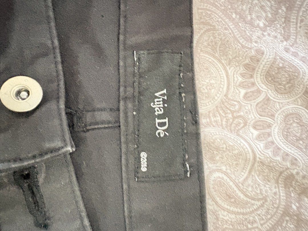 Vuja De Black Cargo Pants (Category: Jeans) located in Marikina City. Submitted by surity99 (Listing ID 1434414214, Image 3). Description: - Vuja De Black Flared Cargo Pants - Size: M - Made in Japan - Material: Cotton and Polyurethane - Features: Multiple pockets and straps - Care: Dry clean only Waist 15 in Rise 10.5 Inseam 32.5 Hem width 8.5.