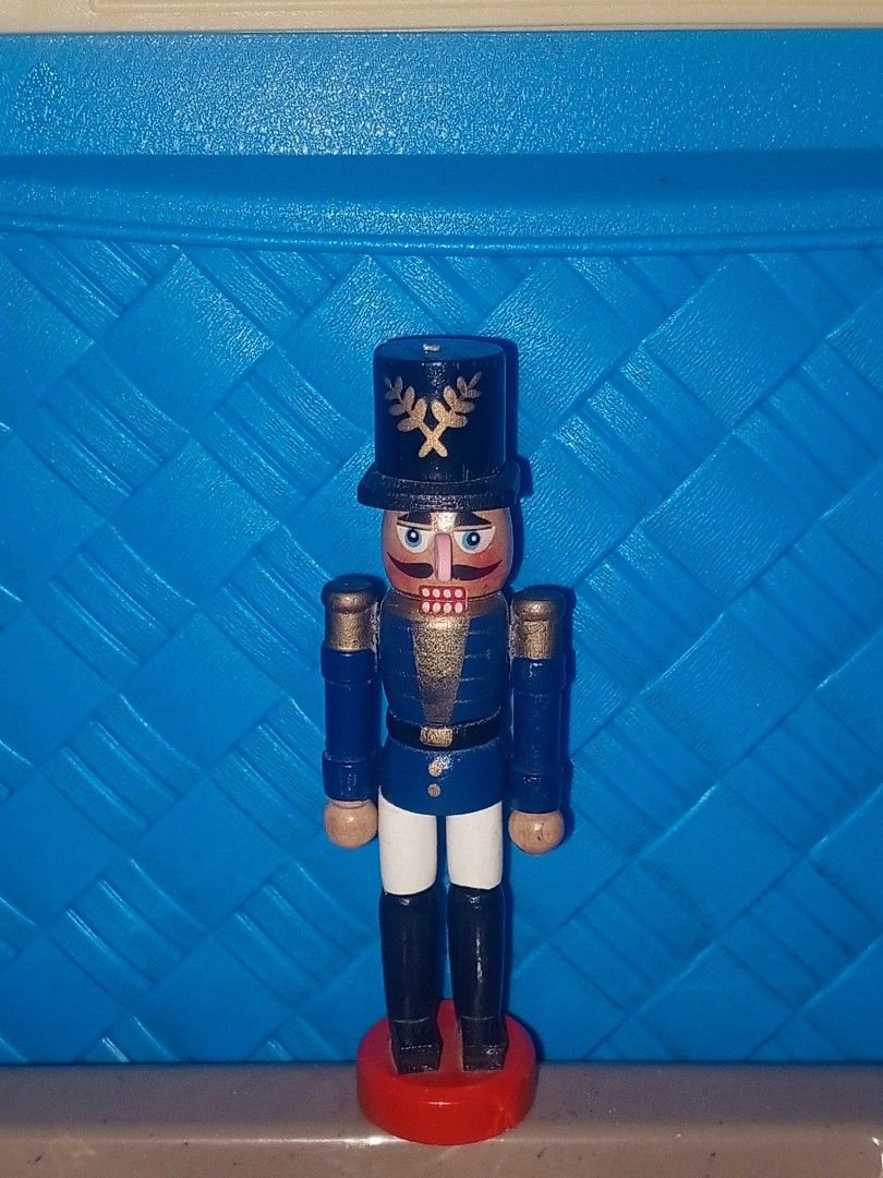 Wooden Nutcracker Soldier Figure (Category: Figurines & Statues) located in Binangonan. Submitted by nasjo8 (Listing ID 1434532769, Image 3). Description: Hand-painted - Wooden Nutcracker Soldier Classic soldier design na may dark blue coat, gold accents, at black hat. Yare sa kahoy (Wood). Pre-loved pero maayos pa at maganda ang kulay. Loose..