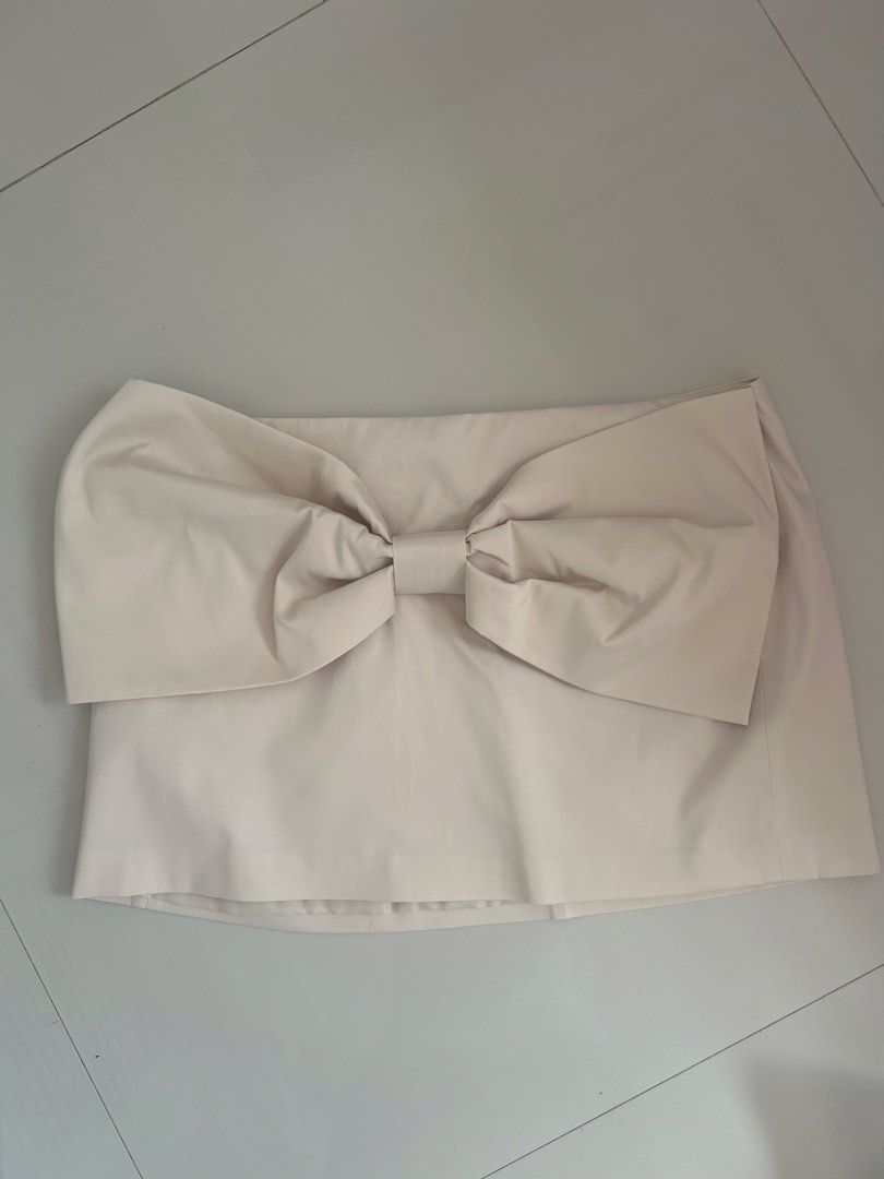 Zara Bow Detail Skirt (Category: Skirts) located in Pulilan. Submitted by yaokow_ (Listing ID 1434391414, Image 2). Description: - Zara cream mini skirt - Features a large bow detail - Size: XL never used just removed the tag before cuz akala ko magagamit ko one time but hindi pala.