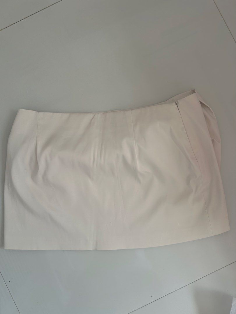 Zara Bow Detail Skirt (Category: Skirts) located in Pulilan. Submitted by yaokow_ (Listing ID 1434391414, Image 3). Description: - Zara cream mini skirt - Features a large bow detail - Size: XL never used just removed the tag before cuz akala ko magagamit ko one time but hindi pala.