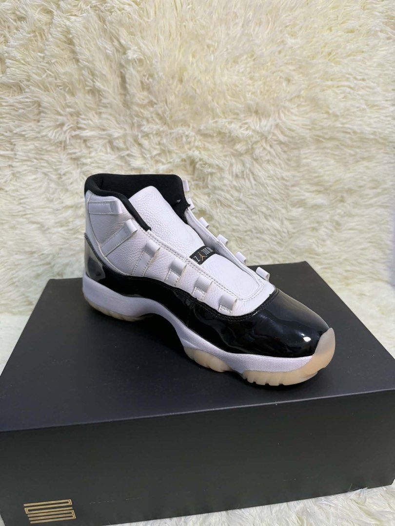 Air Jordan 11 Retro Black White (Category: Sneakers) located in Antipolo. Submitted by jloom (Listing ID 1434792630, Image 2). Description: - Air Jordan 11 Retro sneakers - Classic black and white colorway - Includes original box with visible size - Black patent leather mudguard - White upper - Translucent soles Rfs: Declutter.