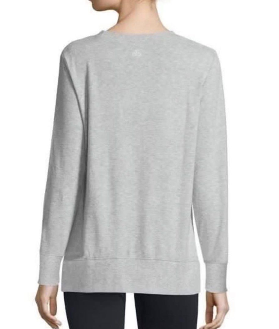 Alo Yoga Glimpse Longsleeve Top in Grey (Category: Activewear) located in Manila. Submitted by sellingmystufffff (Listing ID 1434802079, Image 2). Description: Original Small on tag Can fit small up to medium frame Bought in LA Sign of usage (my mga lints) Actual photos posted.