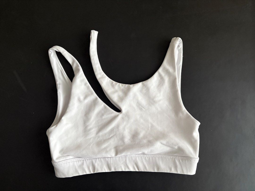 Alo Yoga White Cutout Sports Bra XS (Category: Activewear) located in Singapore. Submitted by bunnbunn5566 (Listing ID 1434714429, Image 1). Description: - Alo Yoga sports bra - White color - Size: XS - Unique cutout design - Ideal for yoga, pilates, and workouts.