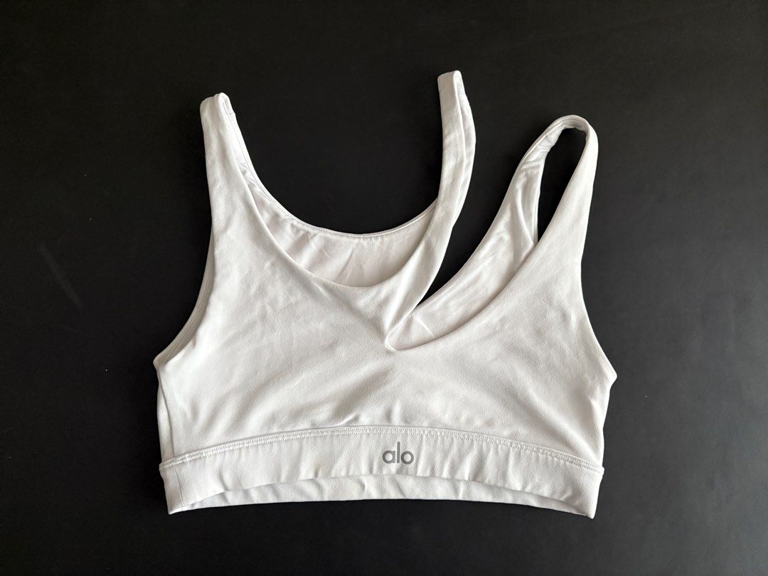 Alo Yoga White Cutout Sports Bra XS (Category: Activewear) located in Singapore. Submitted by bunnbunn5566 (Listing ID 1434714429, Image 2). Description: - Alo Yoga sports bra - White color - Size: XS - Unique cutout design - Ideal for yoga, pilates, and workouts.
