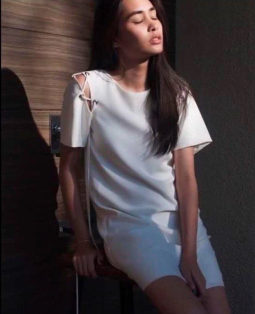 Anika Hans Dress (Category: Dresses) located in Taguig. Submitted by eserehtmil (Listing ID 1434761945, Image 1). Description: Anika Hans Dress - Can be worn 2 ways Barely used, just stored. - White top with unique shoulder detailing- sleeves can be removed so can be worn 2 ways- with and without sleeves - Comes complete with sleeves & tie for the sleeves Shipping shouldered by buyer. .