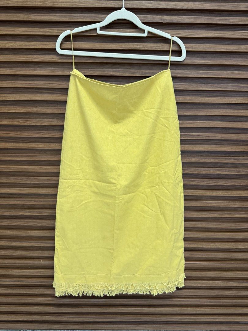 Anika Leila Midi in Banana (Category: Skirts) located in Muntinlupa City. Submitted by prelovedkn_ (Listing ID 1434703939, Image 3). Description: Worn thrice Sells for 3400.
