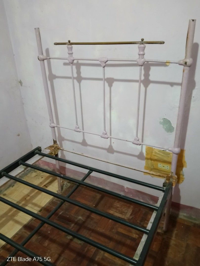 Antique Metal Bed Frame (Category: Bed Frames & Mattresses) located in Lucena. Submitted by miles.miles1 (Listing ID 1434627623, Image 3). Description: - Antique metal bed frame - Fits a single mattress - Dimensions: - Length: 78 inches - Width: 35 inches - Head Height: 47 inches - Bed Height: 16 inches - Features a metal grid for mattress support - Painted in a light color - Antique design.