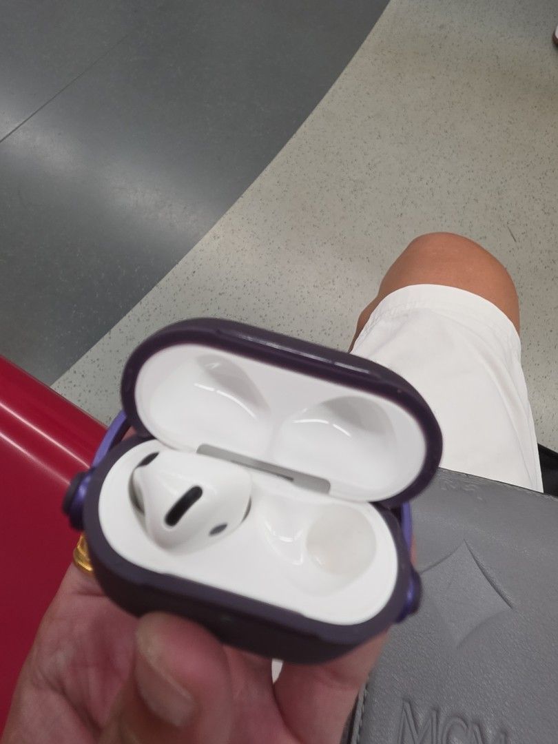 Apple AirPods 4 with Case