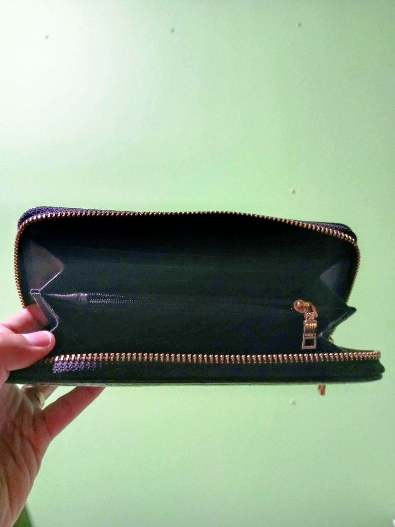 BEBE Los Angeles Wallet (Category: Luxury Bags & Wallets) located in Caloocan City. Submitted by truerabbit.df634b (Listing ID 1434769546, Image 2). Description: - 100% original from US - given to me as a gift - selling it for 500 (negotiable for sure buyers) - hindi ko na nagamit kasi mas prefer ko ang folded wallet - leather looks good parin can do delivery thru jnt, lbc, etc. (sf by the buyer).