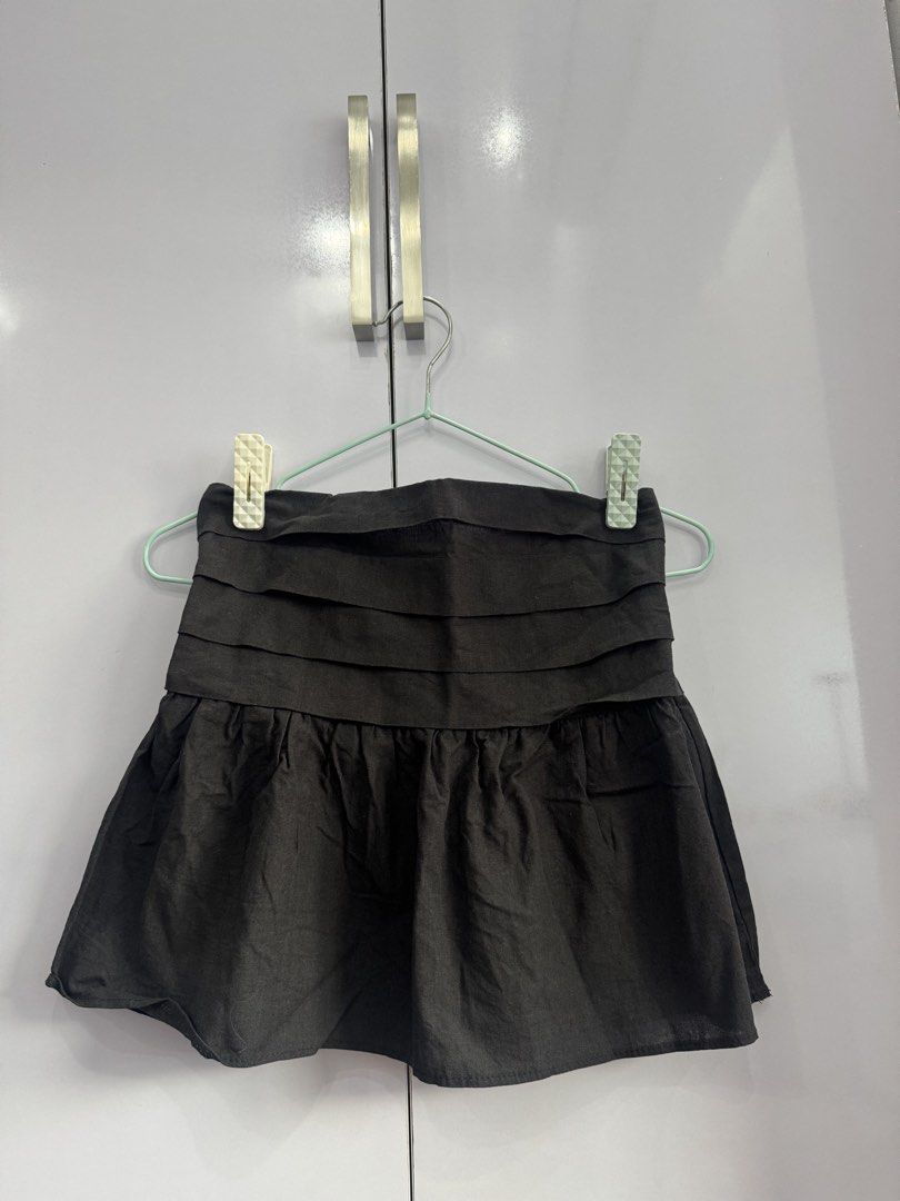 Black Tube Top (Category: Sleeveless) located in Manila. Submitted by hanbanana17 (Listing ID 1434744637, Image 1). Description: Price: 100 Size: Free size (stretchy material) Loc: Malate near Rob Manila Condition: Used once RFS: Declutterring, need space sa condo 😊 No when worn, No return no exchange Can give when worn pics if available 💕.