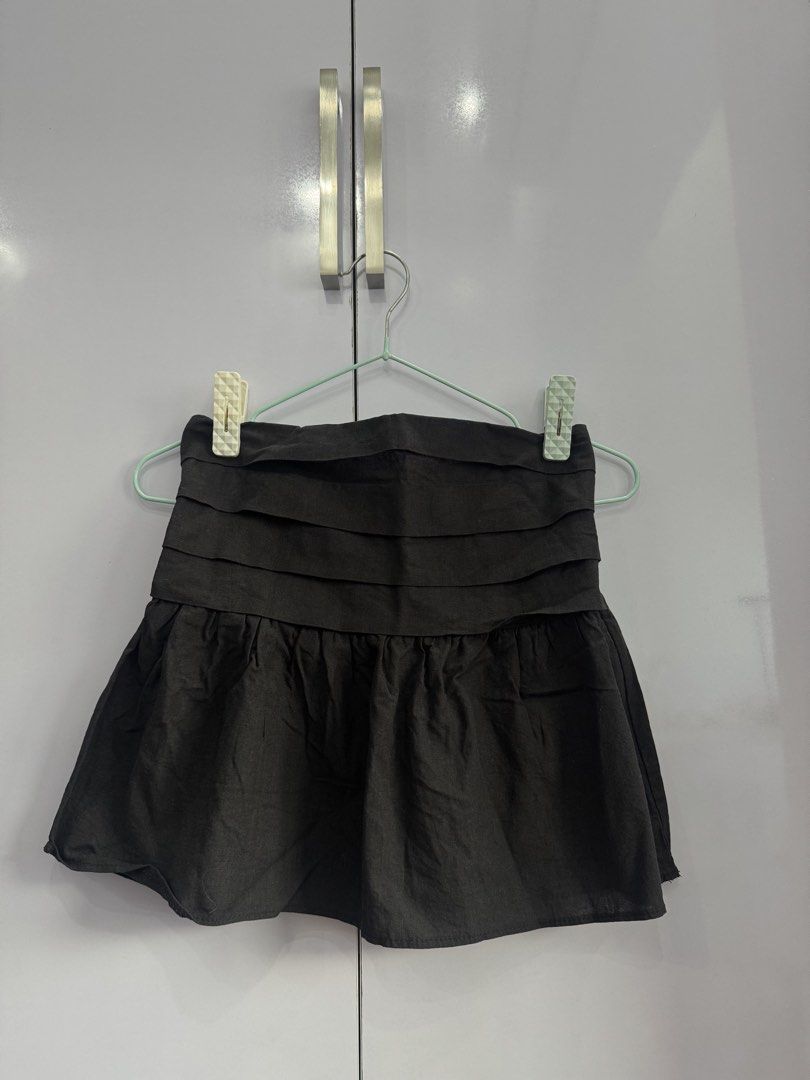 Black Tube Top (Category: Sleeveless) located in Manila. Submitted by hanbanana17 (Listing ID 1434744637, Image 2). Description: Price: 100 Size: Free size (stretchy material) Loc: Malate near Rob Manila Condition: Used once RFS: Declutterring, need space sa condo 😊 No when worn, No return no exchange Can give when worn pics if available 💕.