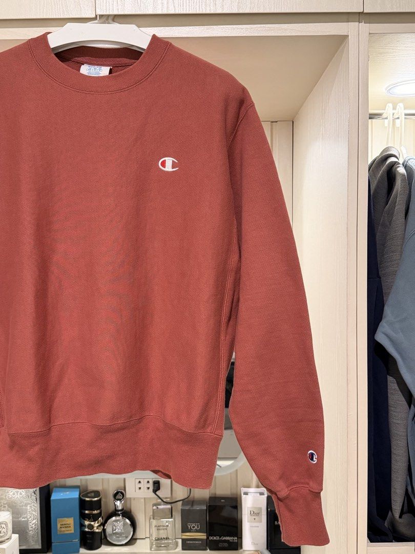 Champion Reverse Weave Sweatshirt Mens- M (Category: Coats, Jackets and Outerwear) located in Taguig. Submitted by mateomilo1209 (Listing ID 1434727656, Image 2). Description: - Original Champion Reverse Weave sweatshirt -High quality material - Color: Rose Pink Light - Size: Medium - Champion logo on chest and left sleeve - Crew neck design - Ribbed cuffs and hem - Made in Honduras.