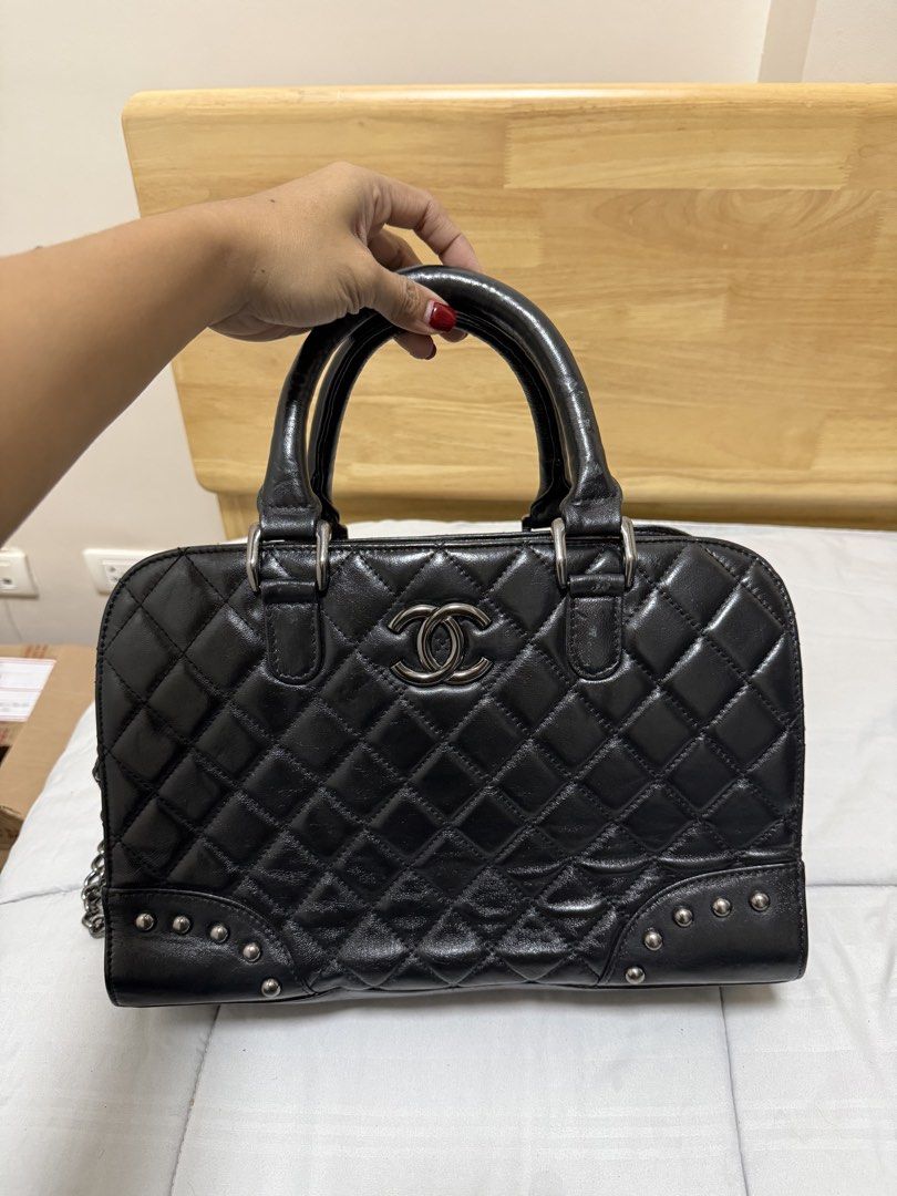 Chanel vintage From Japan (Category: Luxury Bags & Wallets) located in Cebu City. Submitted by farahjeani55804 (Listing ID 1434741083, Image 1). Description: Chanel from japan Vintage 90's chanel Medium size Super nice nito and Rush selling it for 3K only First come first seeve.