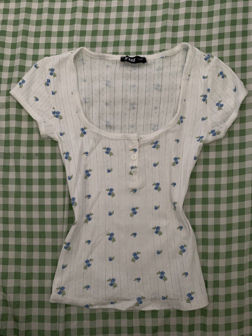 Clean girl / minimalist (Category: Blouses) located in Bulacan. Submitted by lysrie (Listing ID 1434656443, Image 2). Description: White top 🤍 – good condition – no major flaws – comfy & easy to style – bagay sa jeans, skirts, or pang everyday fit 📏 Size: (indicate mo: XS/S/.) 💸 Price: ₱79-149 📍 Location: (Bulacan, Meycauayan, Baliwag, Hagonoy, Malolos) 🚚 Shipping via (J&T / Lalamove / etc.) PM for more pics and prices🤍”.