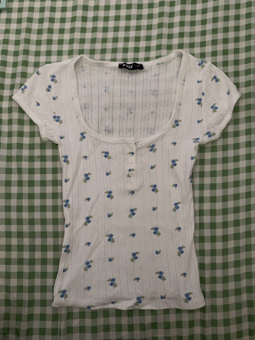 Clean girl / minimalist (Category: Blouses) located in Bulacan. Submitted by lysrie (Listing ID 1434656443, Image 3). Description: White top 🤍 – good condition – no major flaws – comfy & easy to style – bagay sa jeans, skirts, or pang everyday fit 📏 Size: (indicate mo: XS/S/.) 💸 Price: ₱79-149 📍 Location: (Bulacan, Meycauayan, Baliwag, Hagonoy, Malolos) 🚚 Shipping via (J&T / Lalamove / etc.) PM for more pics and prices🤍”.