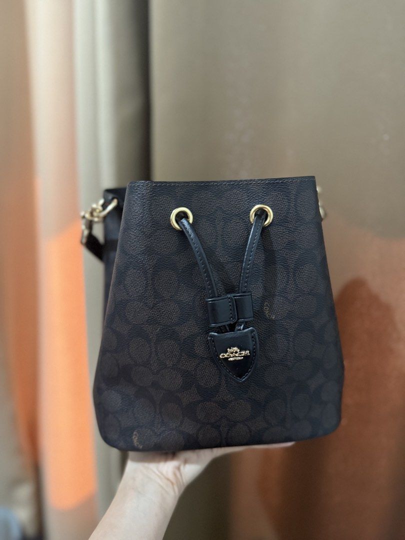 Coach Signature Bucket Bag (Category: Luxury Bags & Wallets) located in Pilar. Submitted by erkjmz (Listing ID 1434670891, Image 2). Description: - Coach bucket bag - Signature print - Drawstring closure - Gold-tone hardware - Detachable shoulder and crossbody strap.
