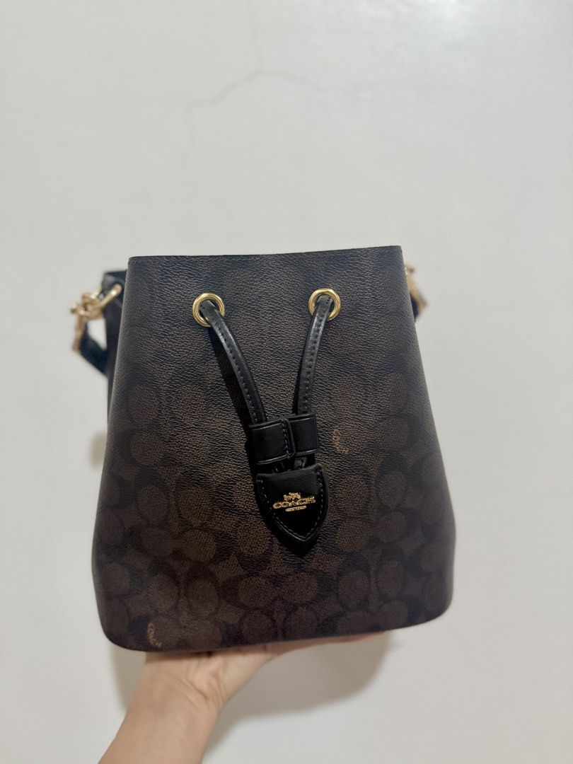 Coach Signature Bucket Bag (Category: Luxury Bags & Wallets) located in Pilar. Submitted by erkjmz (Listing ID 1434670891, Image 1). Description: - Coach bucket bag - Signature print - Drawstring closure - Gold-tone hardware - Detachable shoulder and crossbody strap.