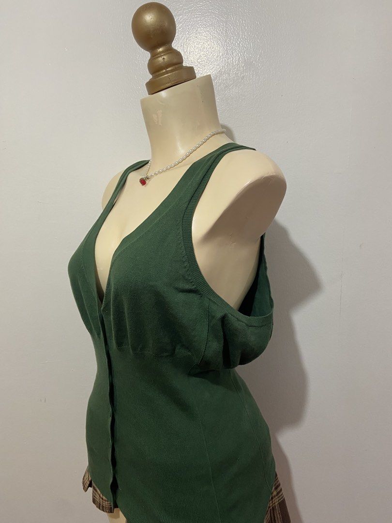 Dark Green Sweater Vest Top (Category: Sleeveless) located in Mandaluyong City. Submitted by cxia_style (Listing ID 1434781945, Image 2). Description: Top Only‼️ ♡ washed & ready-to-wear ♡ all items are handpicked ♡ nationwide shipping ♡ see each photo for more details. DM us for more info 💌.